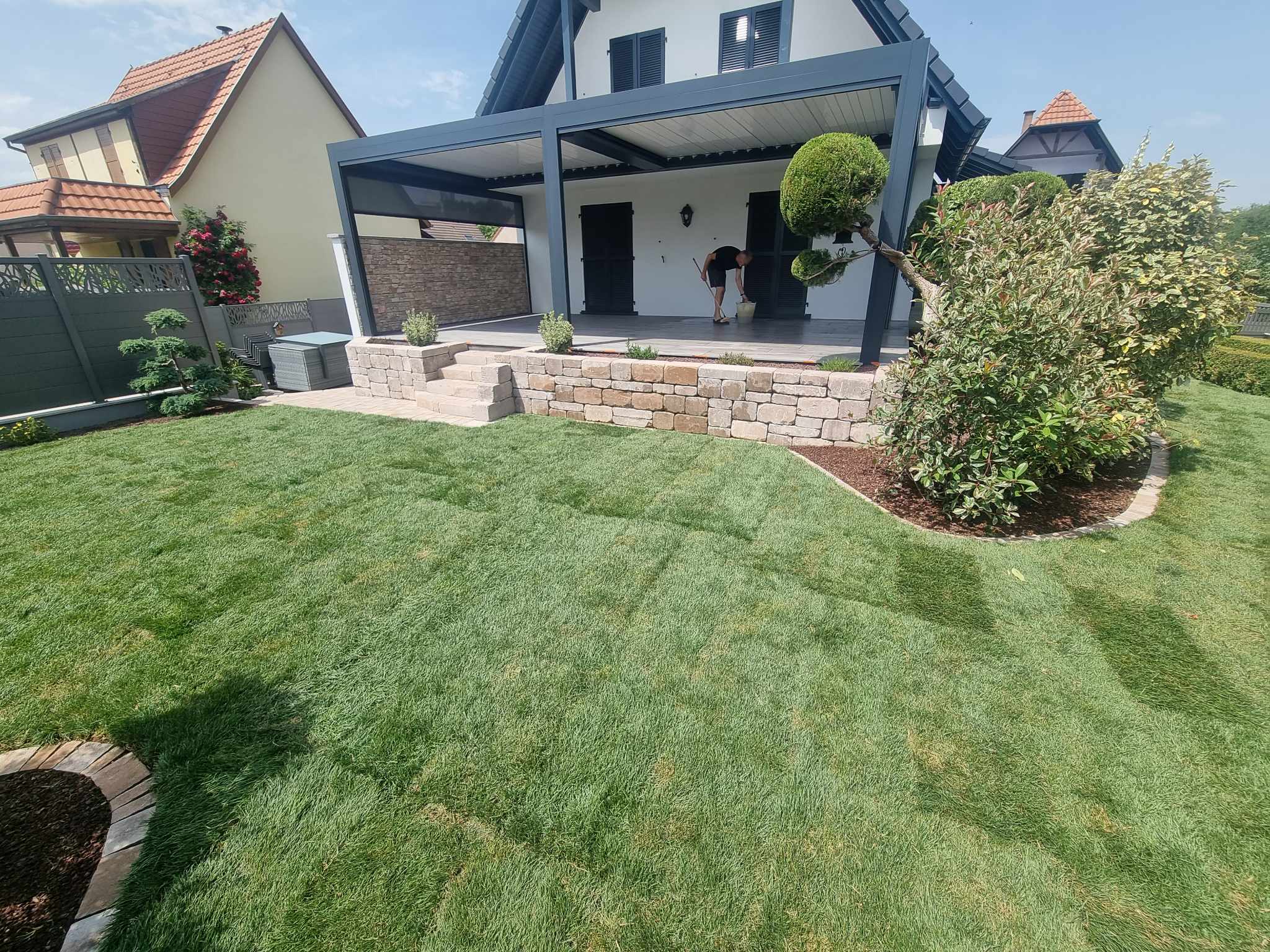 ENGAZONNEMENT MUR BI MURO TERRASSE | Espaces verts J-L LIPP & FILS Comment préparer son gazon pour un printemps verdoyant ? Guebwiller 0
