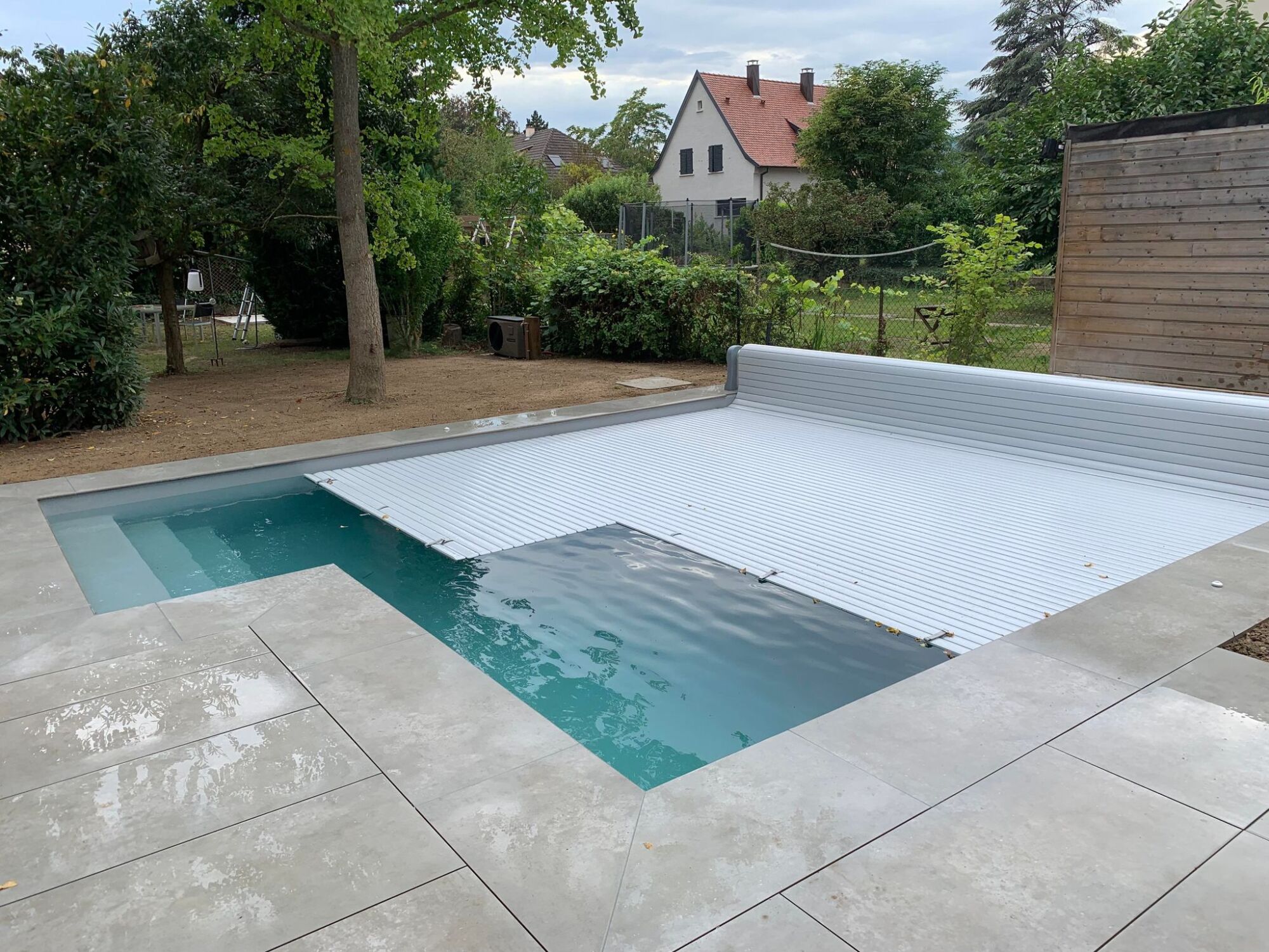 Quelle couverture de piscine choisir : bâche à barres, volet hors-sol ou volet immergé ? Illzach
