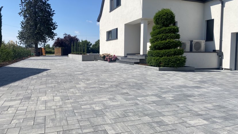 Quelle solution de pavage pour une cour &eacute;l&eacute;gante et sans glissade ? Erstein