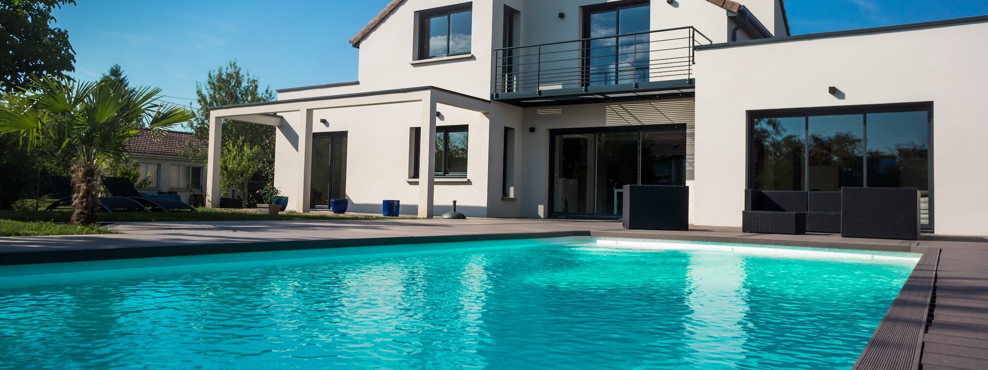 OPTIMISER_CHAUFFAGE_PISCINE 2000X750 | Espaces verts J-L LIPP & FILS Comment optimiser le chauffage de votre piscine avec une PAC avant l’automne ? Colmar